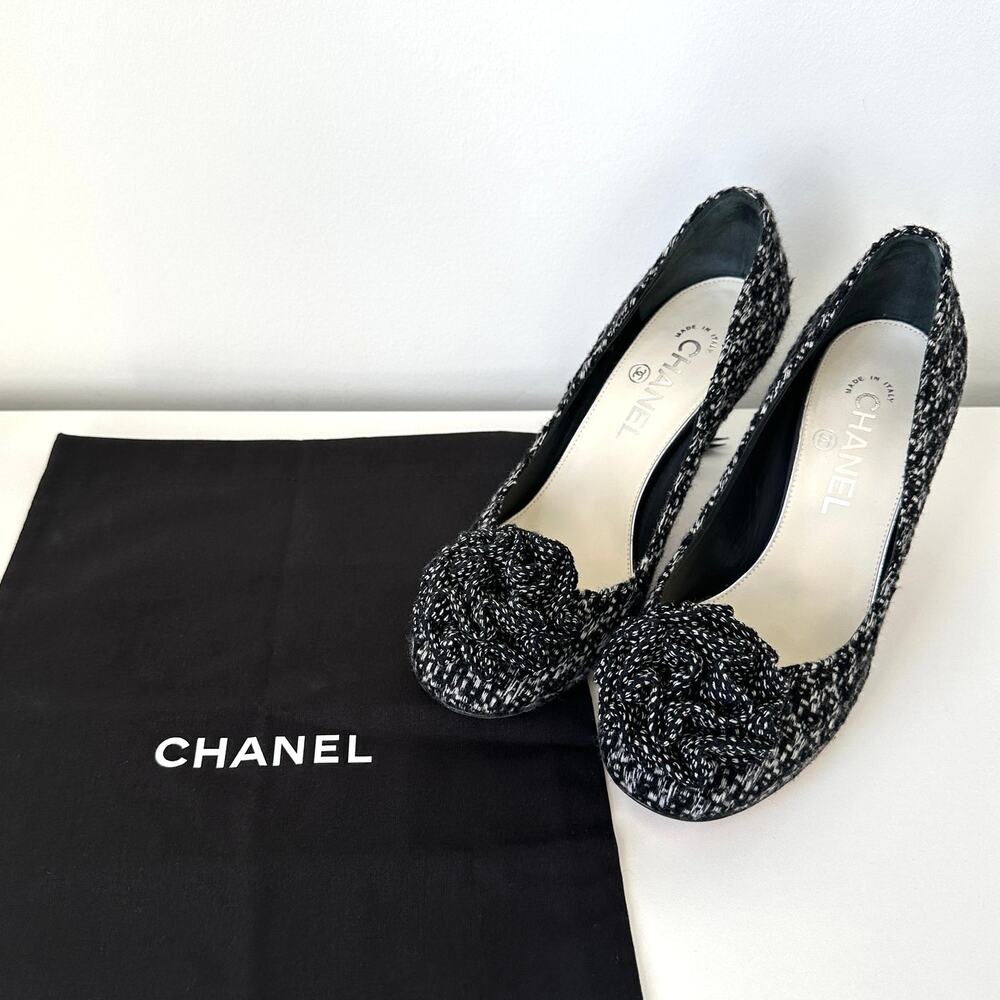 CHANEL 2010 CC Tweed Camellia Flower Heel Pumps Black White IT 38.5 - Picture 2 of 15